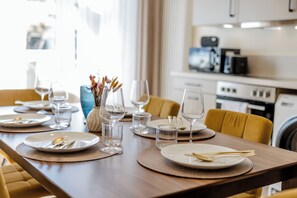 Superior Apartment, 3 Bedrooms | Private kitchen | Full-size fridge, microwave, oven, stovetop - Lumen Homes Heritage Boutique Apartments (Munich)