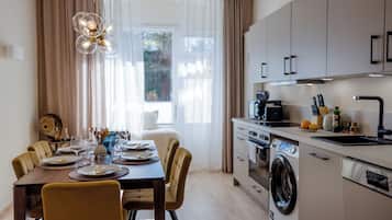 Superior-Apartment, 3 Schlafzimmer | Eigene Küche | Großer Kühlschrank, Mikrowelle, Ofen, Herdplatte