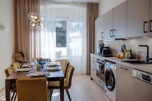 Superior Apartment, 3 Bedrooms | Private kitchen | Full-size fridge, microwave, oven, stovetop - Lumen Homes Heritage Boutique Apartments (Munich)