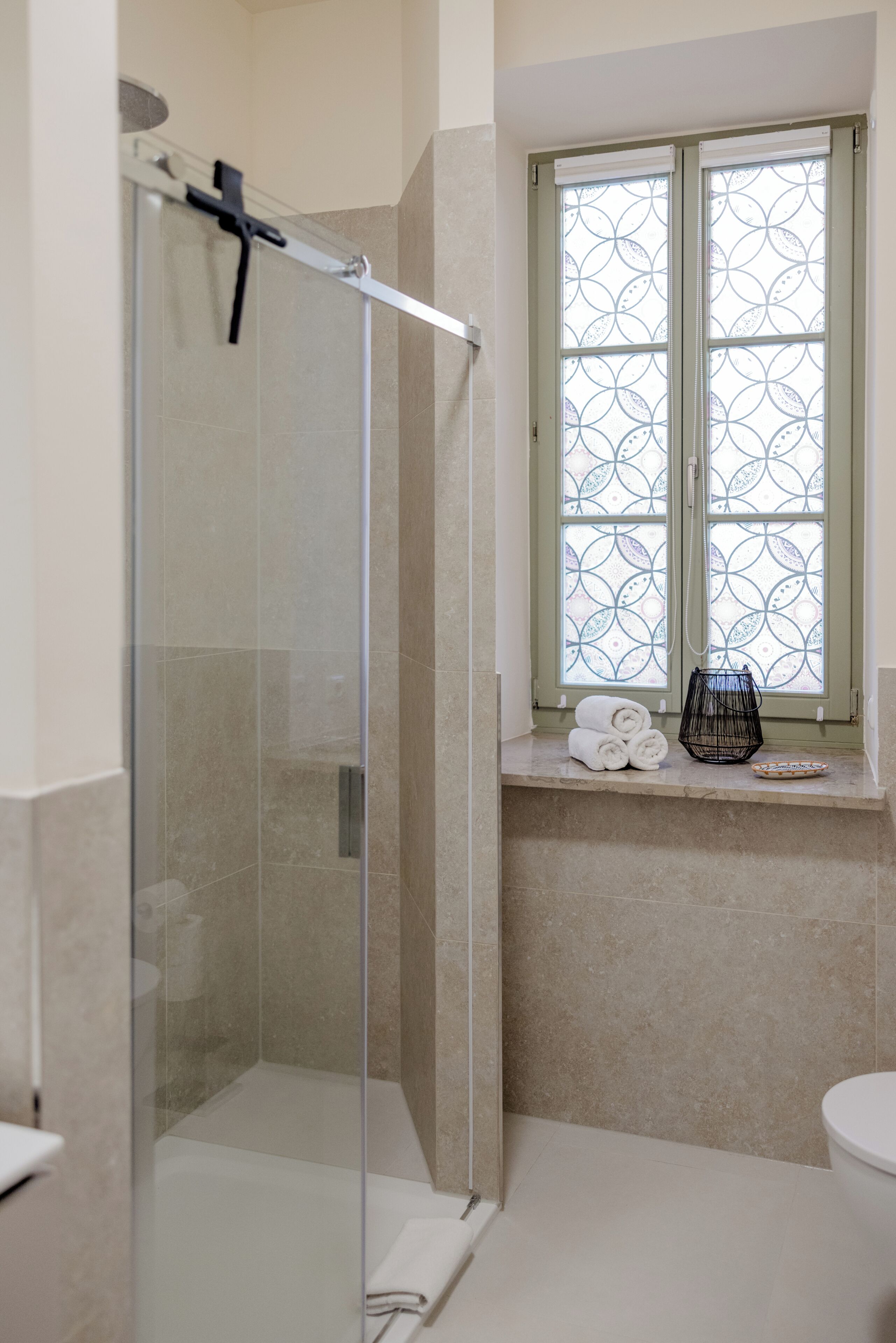 Comfort Apartment, 3 Bedrooms | Bathroom | Shower, rainfall showerhead, free toiletries, hair dryer