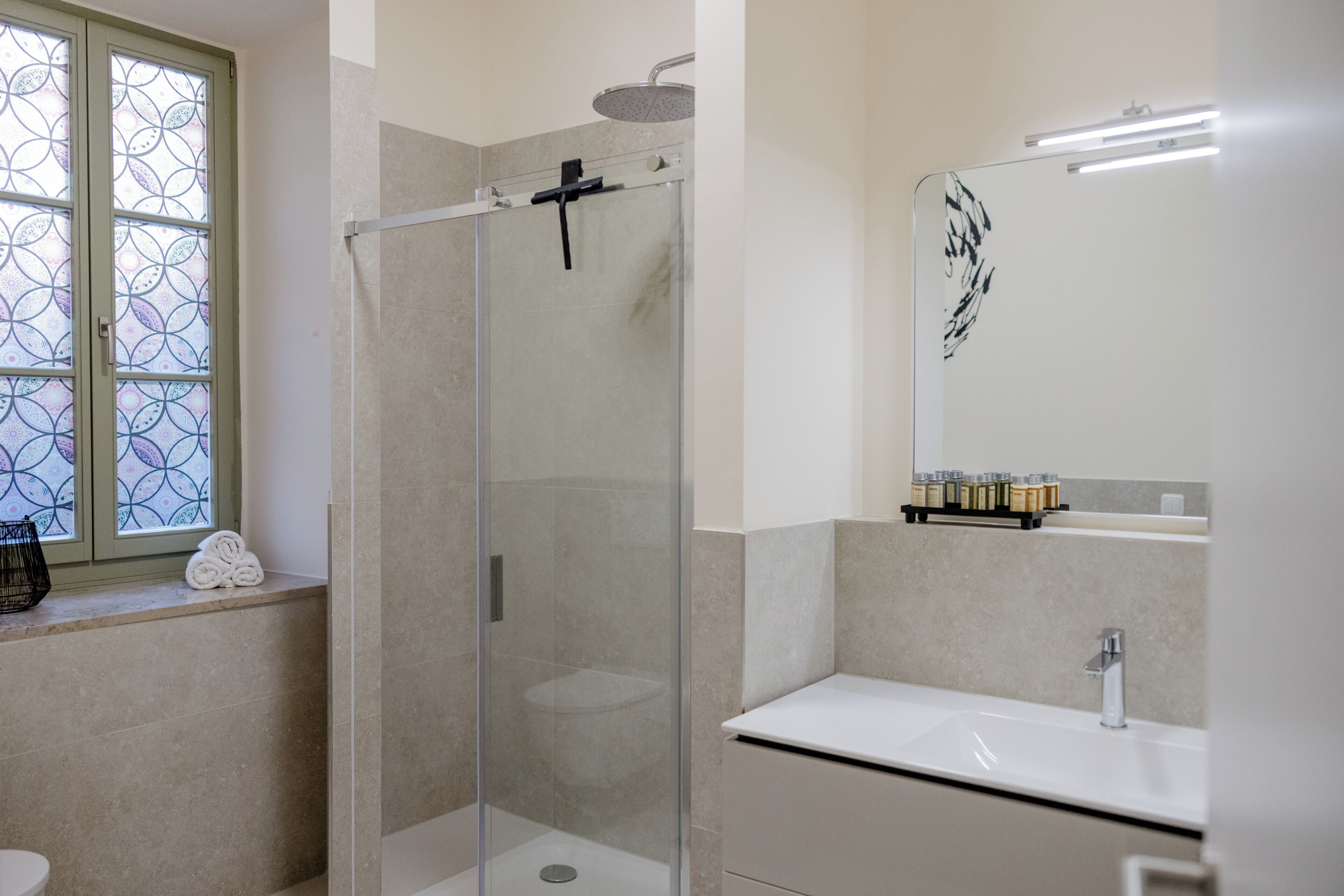 Căn hộ Superior, 3 phòng ngủ | Phòng tắm | Buồng tắm vòi sen, vòi sen phun mưa, đồ dùng nhà tắm miễn phí 