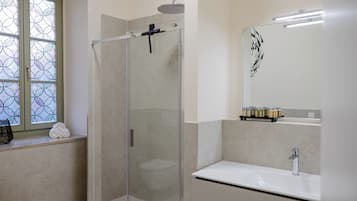 Superior-Apartment, 3 Schlafzimmer | Badezimmer | Dusche, Regendusche, kostenlose Toilettenartikel, Haartrockner