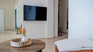 Leilighet – superior, 3 soverom | Oppholdsområde | En 50-tommers Flatskjerm-TV med kabel-kanaler samt Netflix og bøker