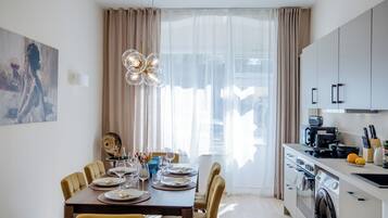 Superior-Apartment, 3 Schlafzimmer | Eigene Küche | Großer Kühlschrank, Mikrowelle, Ofen, Herdplatte