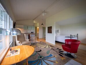 Room - The Greenhouse Studio Loft Three Guests (Benton)