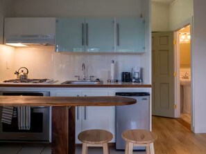 Private kitchen - The Greenhouse Studio Loft Three Guests (Benton)