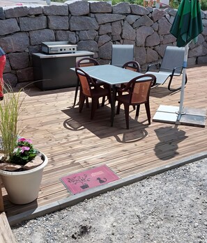 Outdoor dining - Apartment "Gîte À L'orée Du Verger" with Mountain View, Wi-Fi, and Air Conditioning (Griesbach-au-Val)