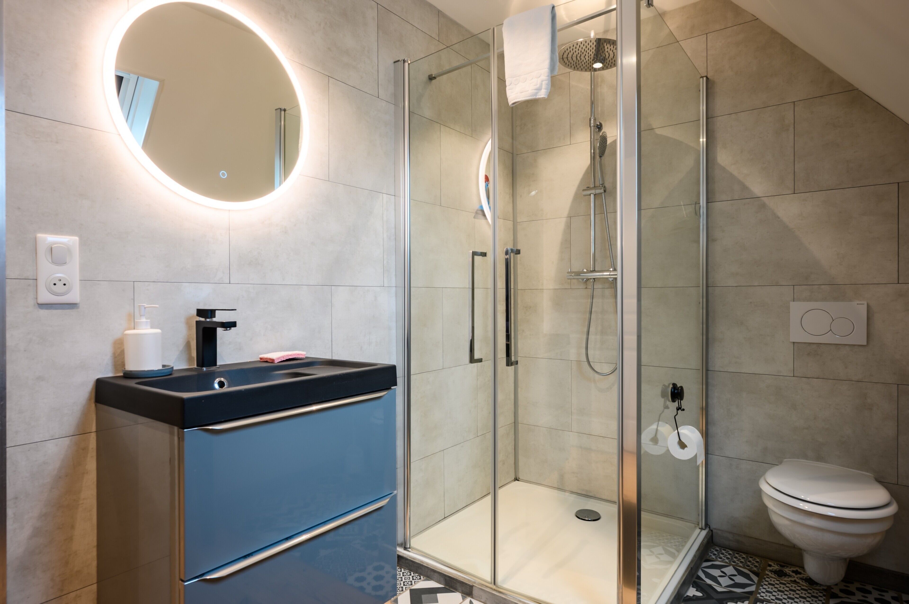 Shower, hair dryer, towels
