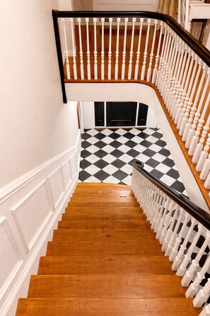 Interior - NEW 5 BEDROOM-PRIME LOCATION IN GLOUCESTER WITH EVENT SPACE AVAILABLE (Gloucester)