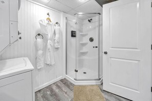 Shower, hair dryer, towels, soap - Manatee Cove- 2 Blocks to the Beach! (Panama City Beach)