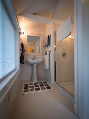 Bathroom - Coppersmith Cottage Above Art Studio Two Guests (Benton)