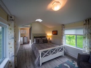 Room - Coppersmith Cottage Above Art Studio Two Guests (Benton)