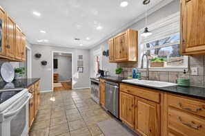 Private kitchen - Your Hillside Haven VRBO (Bartlesville)