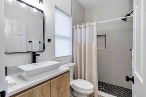 Douche, sèche-cheveux, serviettes fournies, shampoing