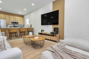 Living area - The Trailhead Retreat (Ocala)