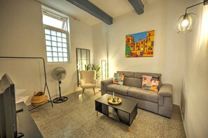 TV - Central Valletta Duplex with Balcony (Valletta)