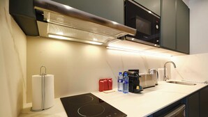 A kitchen with a microwave, toaster, and sink. - Premium Suite Toscana, non-smoking (Avilés)