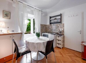 Appartement (One Bedroom Apartment) | Privékeuken | Een koelkast