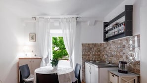 Căn hộ (One Bedroom Apartment) | Bếp riêng