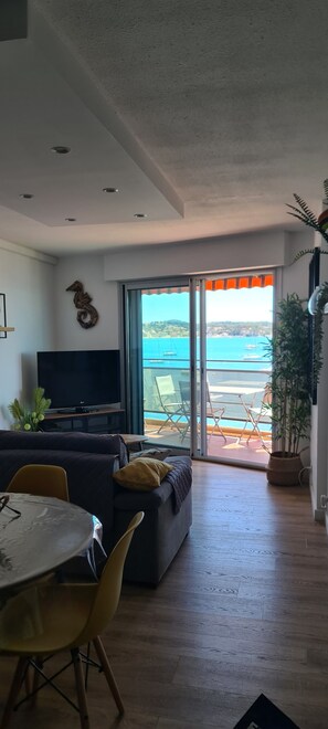 Living area - Bandol Front de Mer - T2 Renovated with Terrace & Panoramic View (Bandol)