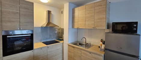 Huoneisto (Apartman FITT) | Yksityinen keittiö | Jääkaappi, keittoastiat/astiat/ruokailuvälineet