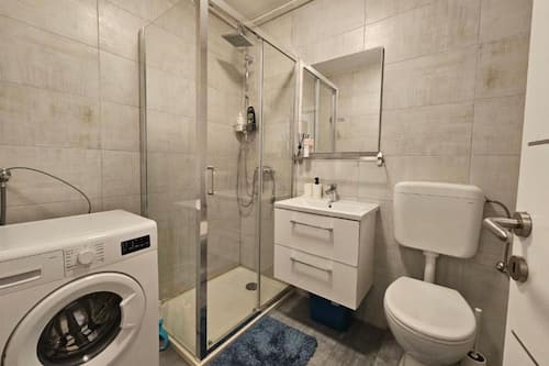 Huoneisto (Apartman FITT) | Kylpyhuone | Suihku, pyyhkeet