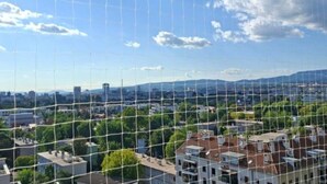 A cityscape with buildings, trees, and a clear sky. - Apartman Fitt (Zagreb)
