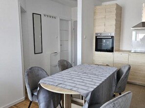 Apartment (Apartman FITT) | Ruang tamu | 32 inci televisyen skrin rata dengan satelit 