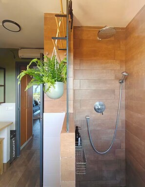 Shower, hair dryer, towels, soap - Calella de Palafrugell Sea View Apt | Pool • Terrace - Tennis (Calella de Palafrugell)