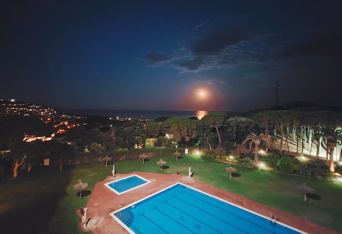 Una piscina al aire libre