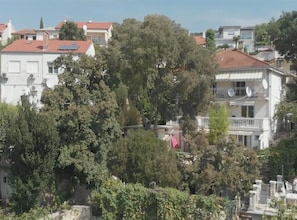 Zona residencial con varios edificios, árboles y cielo despejado.