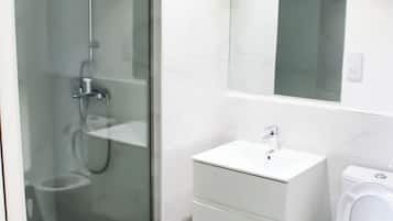 Deluxe appartement, uitzicht op tuin | Badkamer