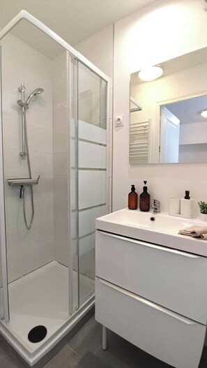 Shower, hair dryer, shampoo - Studio calme vue sur jardin - Bail Mobilité (Roubaix)