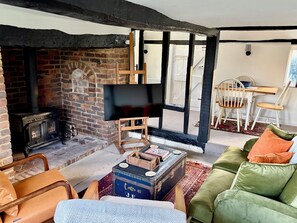 Smart TV, fireplace, books - Holly Cottage | Stylish Rural Retreat | Sussex near Bodiam, Rye, coast vineyards (Robertsbridge)