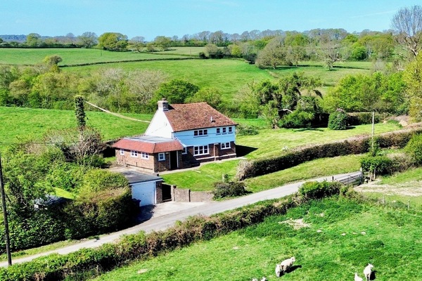 Holly Cottage – a private East Sussex escape with panoramic countryside views.
