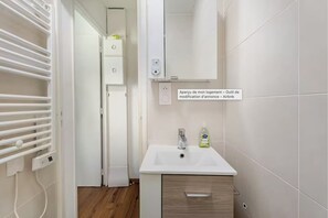 Shower, hair dryer, towels, soap - Lafayette Street 1 (Marseille)