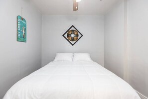 1 slaapkamer, een bureau, een strijkplank/strijkijzer, wifi