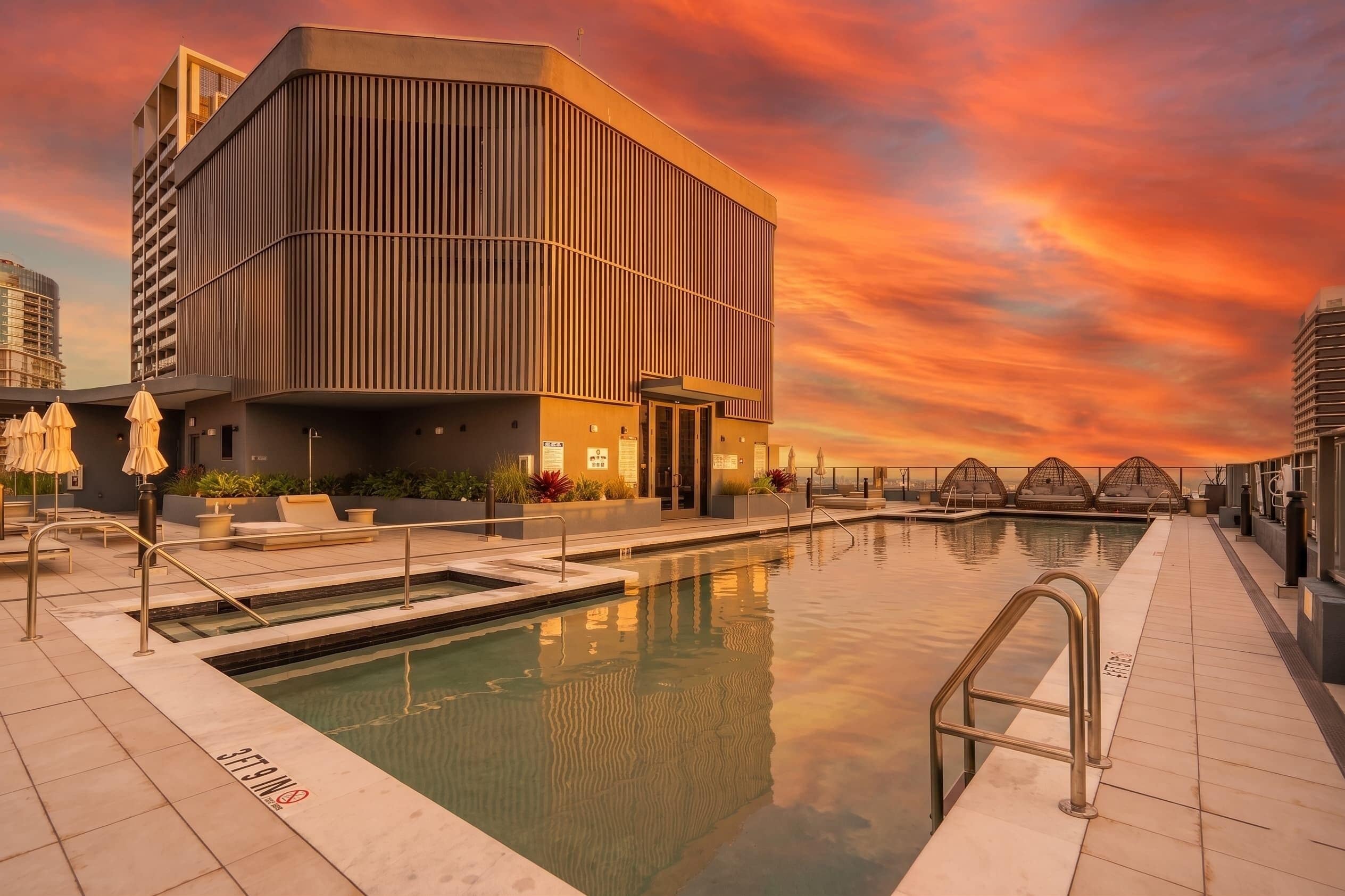 Una piscina al aire libre