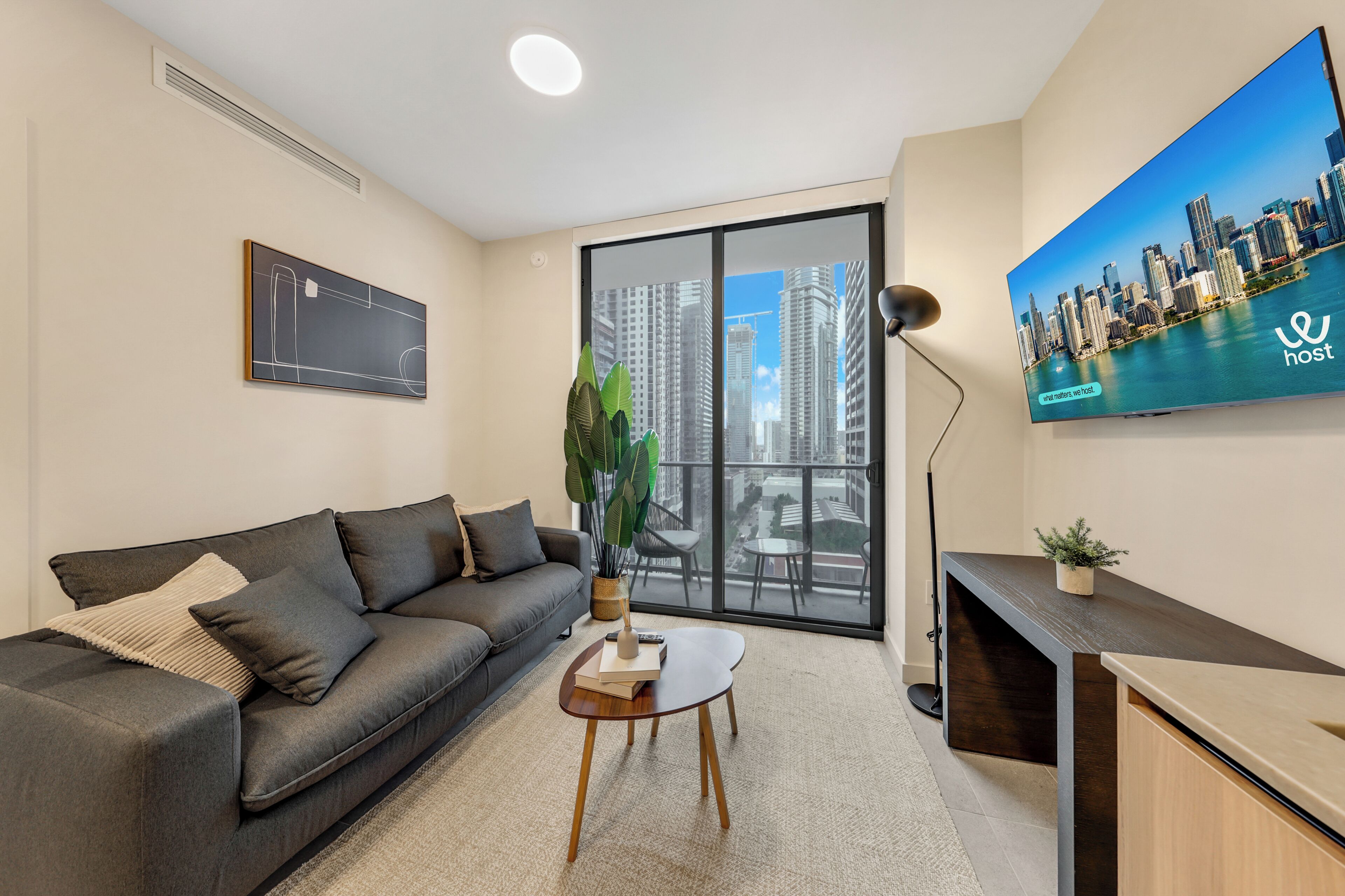 Appartement, 2 chambres, vue ville | Coin séjour | TV connectée