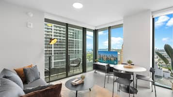 Appartement Ville, 2 chambres, vue ville | Coin séjour | TV connectée