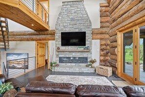 Smart TV, fireplace - Luxury Lodge +Guest House + Sleeps 14  + World Cup (Greenwood)