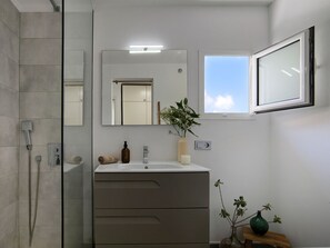 Shower, towels - Villa Tharros - Playa del Inglés (Playa del Ingles)