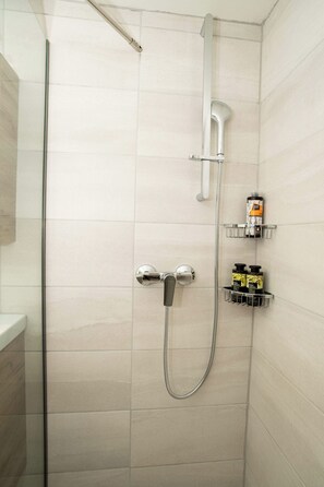 Douche, sèche-cheveux, serviettes fournies, savon