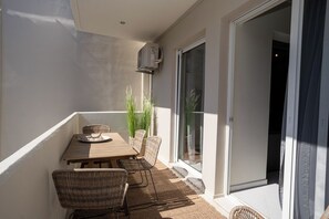 Outdoor dining - Modern central apartment for couples with 2 balconies - relax in style (Rodos)