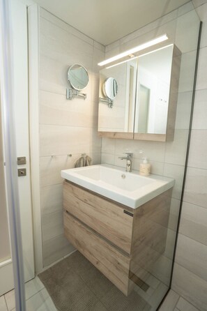 Douche, sèche-cheveux, serviettes fournies, savon
