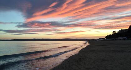 Lovely quiet apartment 5 mins from the beach