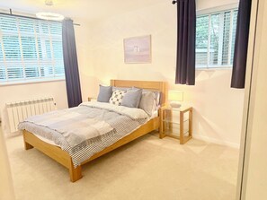 2 habitaciones, tabla de planchar con plancha, wifi y ropa de cama