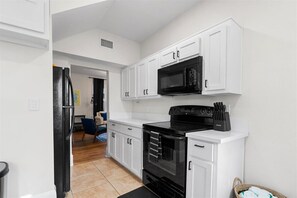 Microwave, oven, stovetop, dishwasher - Downtown San Marco Living-Duplex, firepit, spa and BBQ (Jacksonville)
