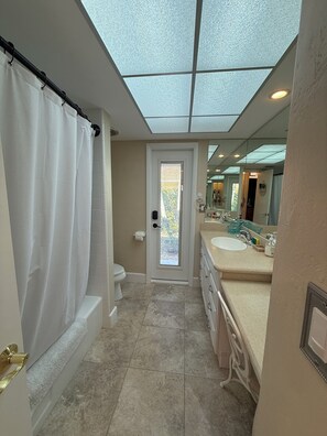 Bathroom - 2-bedroom studio in tranquil North Fort Myers with AC (North Fort Myers)