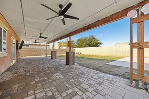 Terrace/patio - Spacious 4-bedroom house in adorable Coachella with AC (Coachella)